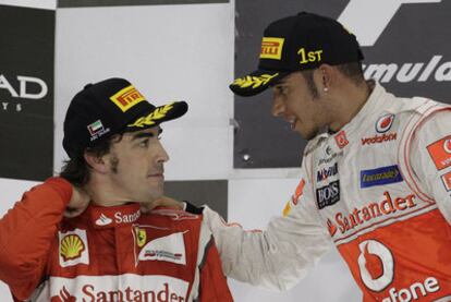 Fernando Alonso, segundo, y Lewis Hamilton, en el podio del circuito de Yas Marina.