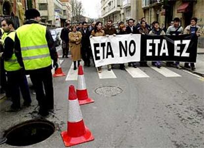 Un grupo de personas se manifiesta en Vitoria en protesta por el atentado de ayer.