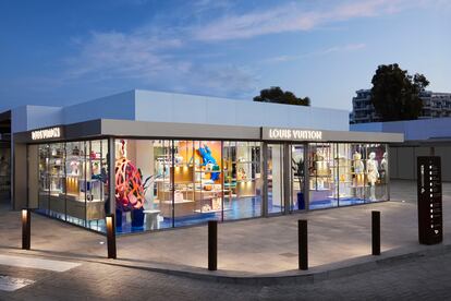 Con el aspecto de un sofisticado acuario, la nueva tienda pop up de Louis Vuitton estará abierta todos los días hasta el final de la temporada, de 10 a 22 horas, en Marina Ibiza.
De hecho, cada rincón de la pop-up de Louis Vuitton es un homenaje al espíritu ibicenco. Distribuida en una única planta, su diseño acristalado es como un sofisticado acuario, repleto de elementos arquitectónicos inspirados en el vocabulario veraniego. Desde su maravilloso suelo, con unas brillantes baldosas azules, realizadas de forma artesanal en Italia, que rinden homenaje a las olas mediterráneas, hasta la lagartija balear gigante que da la bienvenida a los visitantes.