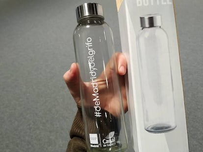 Botella conmemorativa de la COP25 de Madrid.