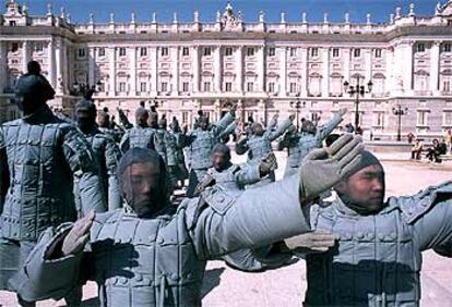 Integrantes del Circo Nacional Chino realizan en la plaza de Oriente una exhibición basada en los soldados de terracota de la tumba de un emperador.