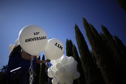 Momento del homenaje en el Bosque del Recuerdo del parque del Retiro, en el que se ha lanzado al cielo un globo blanco por cada uno de los 191 fallecidos en los atentados del 11M, en el d&eacute;cimo aniversario de la masacre. 