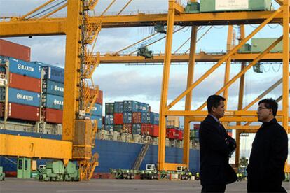 Un responsable del Gobierno de Corea y un miembro de la naviera transportista charlan, ayer, durante la carga de naranjas en el Puerto de Valencia.