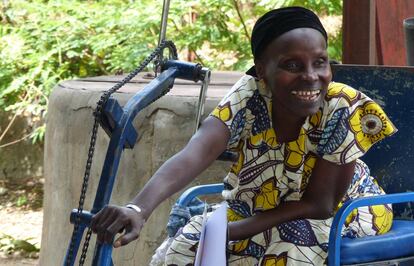 Una mujer toma notas en un taller de fabricaci&oacute;n de jabones en Oussouye, Senegal.