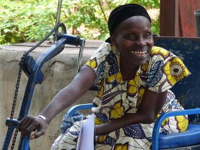 Una mujer toma notas en un taller de fabricaci&oacute;n de jabones en Oussouye, Senegal.