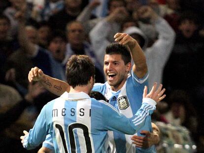 Messi y Agüero celebran uno de los goles de Argentina.