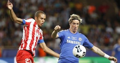 Fernando Torres trata de controlar el balón ante Miranda.
