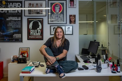 Paz Aparicio, en su oficina del Movistar Arena, rodeada de carteles de conciertos celebrados en el recinto desde que ella es programadora.