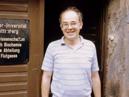 Gunter Fischer, a l'entrada de l'Institut de Bioquímica de la Universitat de Halle, el 1989.