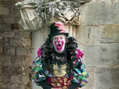 El pallasso barceloní Tortell Poltrona posa amb el vestit de Rei Carnestoltes.