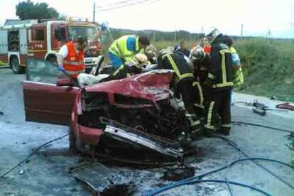 Los equipos de rescate atienden a los heridos en el accidente ocurrido en el término municipal de El Álamo.