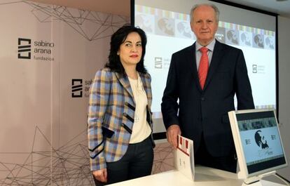 Irune Zuluaga y Juan Mari Atutxa, en la presentación de los premios de la Fundación Sabino Arana.