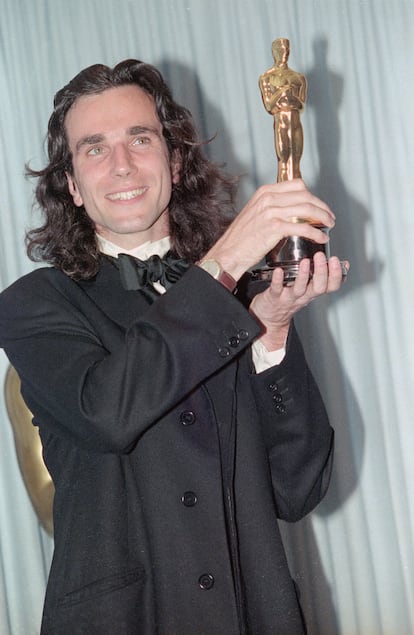 El actor Daniel Day Lewis muestra su Oscar a mejor actor protagonista por 'Mi pie izquierdo', que recogió en 1990.