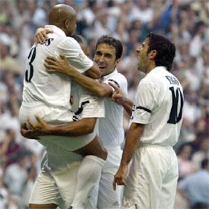 Los jugadores del Madrid celebran el gol de Roberto Carlos.
