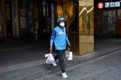 delivery worker carries a take-away food order