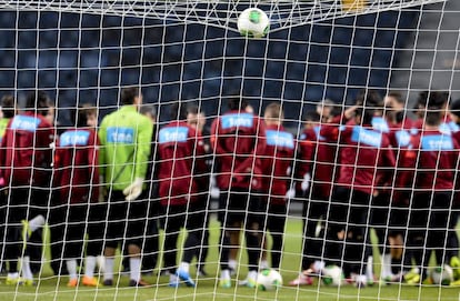 Los jugadores de Portugal escuchan indicaciones de su seleccionador.