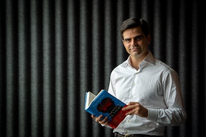 Diego del Alcázar, CEO de la IE University y novelista de ciencia ficción, retratado con su primera obra, 'La genética del tiempo', en Madrid el 6 de septiembre.