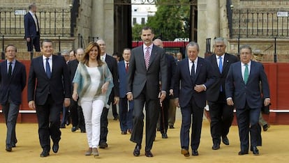 El rey Felipe VI acompañado de Susana Díaz, a su llegada a la Real Maestranza de Sevilla.