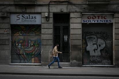 Las calles de Jaume I y Ferran, en el barrio Gòtic, son dos de las que más tiendas cerradas tienen por la falta de turismo.