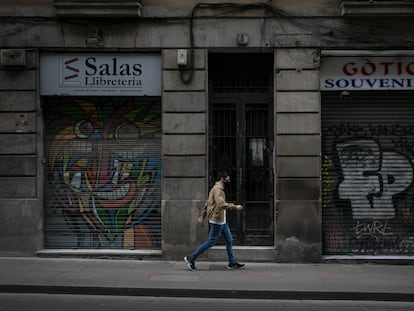 Las calles de Jaume I y Ferran, en el barrio Gòtic, son dos de las que más tiendas cerradas tienen por la falta de turismo.