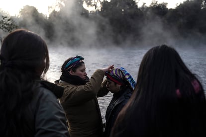 En la cosmovisión de los Mapuche, el grupo indígena más grande de Chile y que representa más del 10% de su población, el río Pilmaiquen es el hogar de una fuerza espiritual para reverenciar, no un recurso natural para explotar. En la imagen, mujeres mapuche realizan un ritual de purificación en el río Pilmaiquen, en la comunidad de Carimallín, al sur de Chile, el 26 de junio de 2022. 