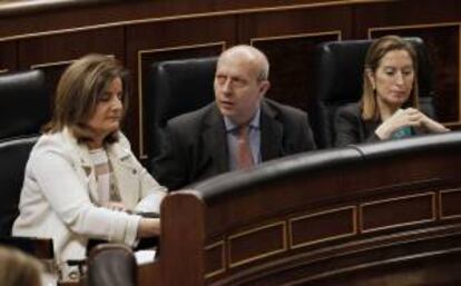 Los ministros de Empleo, Fátima Báñez; Educación, José Ignacio Wert (c), y Fomento Ana Pastor, durante la sesión de control al Gobierno, ayer en el pleno del Congreso de los Diputados.