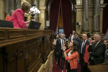 Inés Arrimadas (d), líder de Ciudadanos, se dirige a la presidenta del Parlamento catalán, Carme Fordadell (i), en el pleno parlamentario en el que se aprobó la ley que pretende dar cobertura legal al referéndum independentista del 1-O.