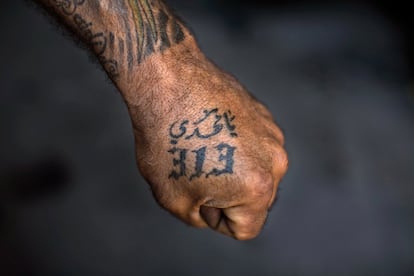 Ali Hussein Nasreddine, 50 años, muestra sus tatuajes con eslógans religiosos chiítas, en el sur de Beirut, Líbano. El tatuaje dice: 'Oh Mahdi, 313.' 313 es el numero de soldados que regresaran con El Mahdi (o el Iman 12 que está todavía por regresar según los chiíes).