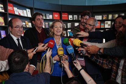 La vicepresidenta Económica, Nadia Calviño, acompañada del ministro de Cultura y Deporte, Miquel Iceta, y el director del Instituto Cervantes, Luis García Montero, en la Feria del Libro de Fráncfort el jueves 20 de octubre.