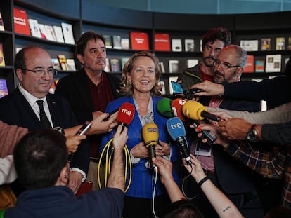 La vicepresidenta Económica, Nadia Calviño, acompañada del ministro de Cultura y Deporte, Miquel Iceta, y el director del Instituto Cervantes, Luis García Montero, en la Feria del Libro de Fráncfort el jueves 20 de octubre.