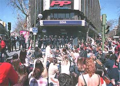 Protesta ante la sede del PP de Madrid.