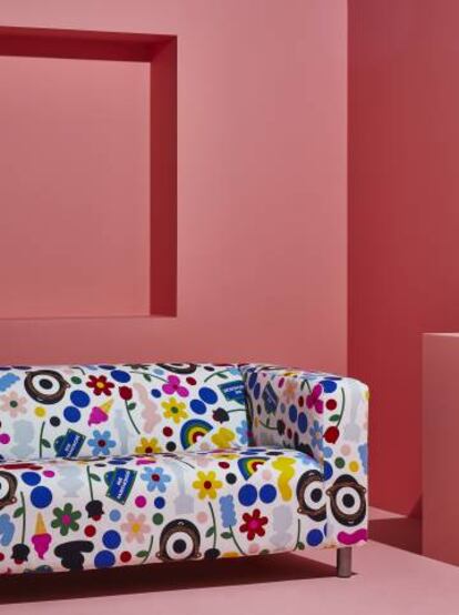 Nunca has visto un sofá Klippan así. Ni tu casa ha visto tanto color (Funda, 60 €).