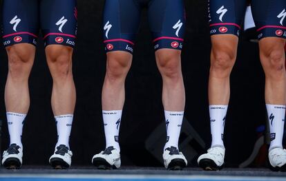 Varios ciclistas se preparan en la salida de la segunda etapa de la 73 edición de la Volta a la Comunitat Valenciana, Bétera-Torrent, de 172,1 kms, con cinco puertos puntuables.