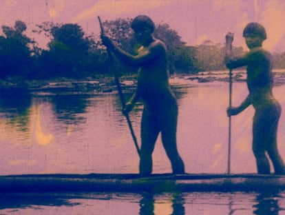 Dos indígenas amazónicos en la primera década del siglo XX en una toma incluida en el documental 'La memoria de las mariposas'.