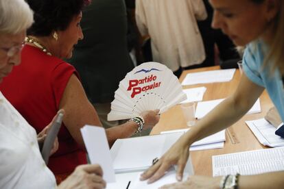 Ambiente durante las votaciones de las primarias para elegir al presidente del partido en una sede del Partido Popular en Madrid.