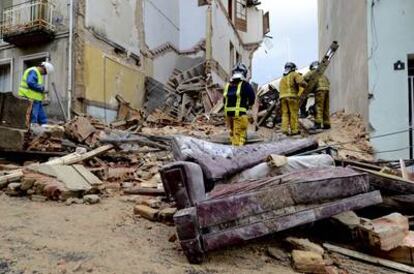 Los bomberos trabajan para excarcelar a una persona de avanzada edad que se encuentra bajo los escombros del edificio que se ha desplomado en Ourense.