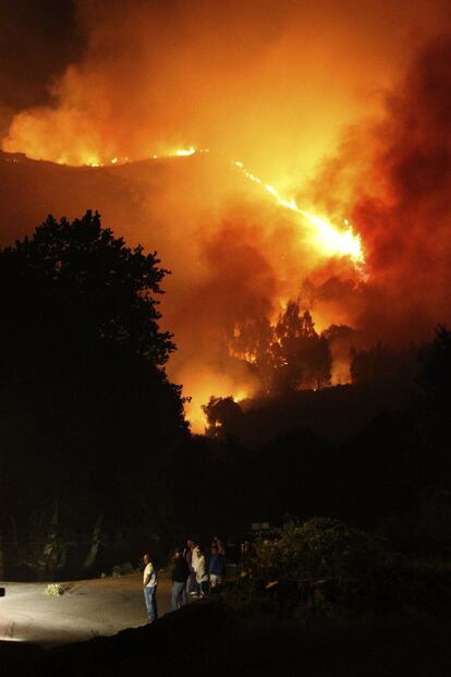 Vista del incendio declarado en Fornelos de Montes, Pontevedra.