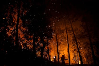 Cinco incendios forestales en el centro de Portugal han movilizado este domingo a 1.000 bomberos. En la imagen, personal de emergencias trabaja en el incendio cercano a la localidad de Amendoa.