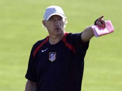 Bianchi da instrucciones en un entrenamiento del Atlético.