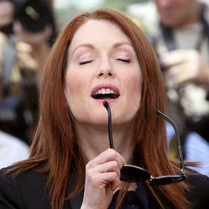 La actriz Julianne Moore, protagonista de <i>Blindness</i><b>, fotografiada ayer en Cannes.</b>