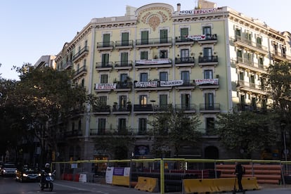 Las dos escaleras de la Casa Orsola, a pie de la Superilla, fueron compradas por un fondo inversor y algunos de sus inquilinos se niegan a marcharse pese a que no les renuevan el contrato. El edificio se ha convertido en un símbolo de la lucha por los alquileres en Barcelona.