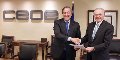 Los presidentes de la CEOE, Juan Rosell (i), y CaixaBank, Isidro Fainé (d), firman un convenio para impulsar la financiación de las empresas, en la sede de la CEOE de Madrid. Pablo Monge