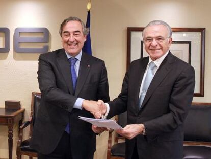 Los presidentes de la CEOE, Juan Rosell (i), y CaixaBank, Isidro Fainé (d), firman un convenio para impulsar la financiación de las empresas, en la sede de la CEOE de Madrid. Pablo Monge