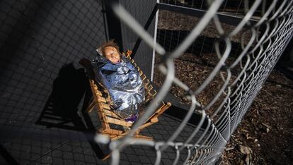 El niño Jesús en una jaula en el belén de Claremont, California.