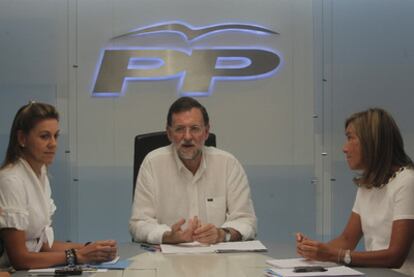 Rajoy, con Cospedal y Mato, durante la reunión de la cúpula nacional del PP el pasado martes.