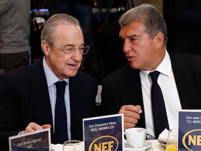 Florentino Pérez y Joan Laporta en un desayuno informativo en diciembre de 2022.
