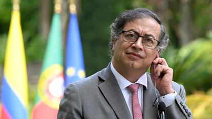 Gustavo Petro escucha una traducción del discurso del primer ministro portugués, Antonio Costa, en Lisboa, en mayo de 2023.