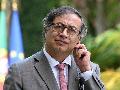 Gustavo Petro escucha una traducción del discurso del primer ministro portugués, Antonio Costa, en Lisboa, en mayo de 2023.