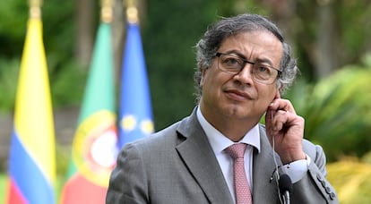 Gustavo Petro escucha una traducción del discurso del primer ministro portugués, Antonio Costa, en Lisboa, en mayo de 2023.