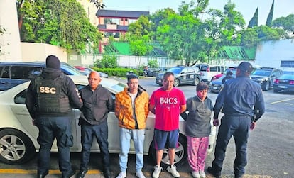 César 'N' (izquierda) y otros tres detenidos por el asesinato de un agente de inteligencia.